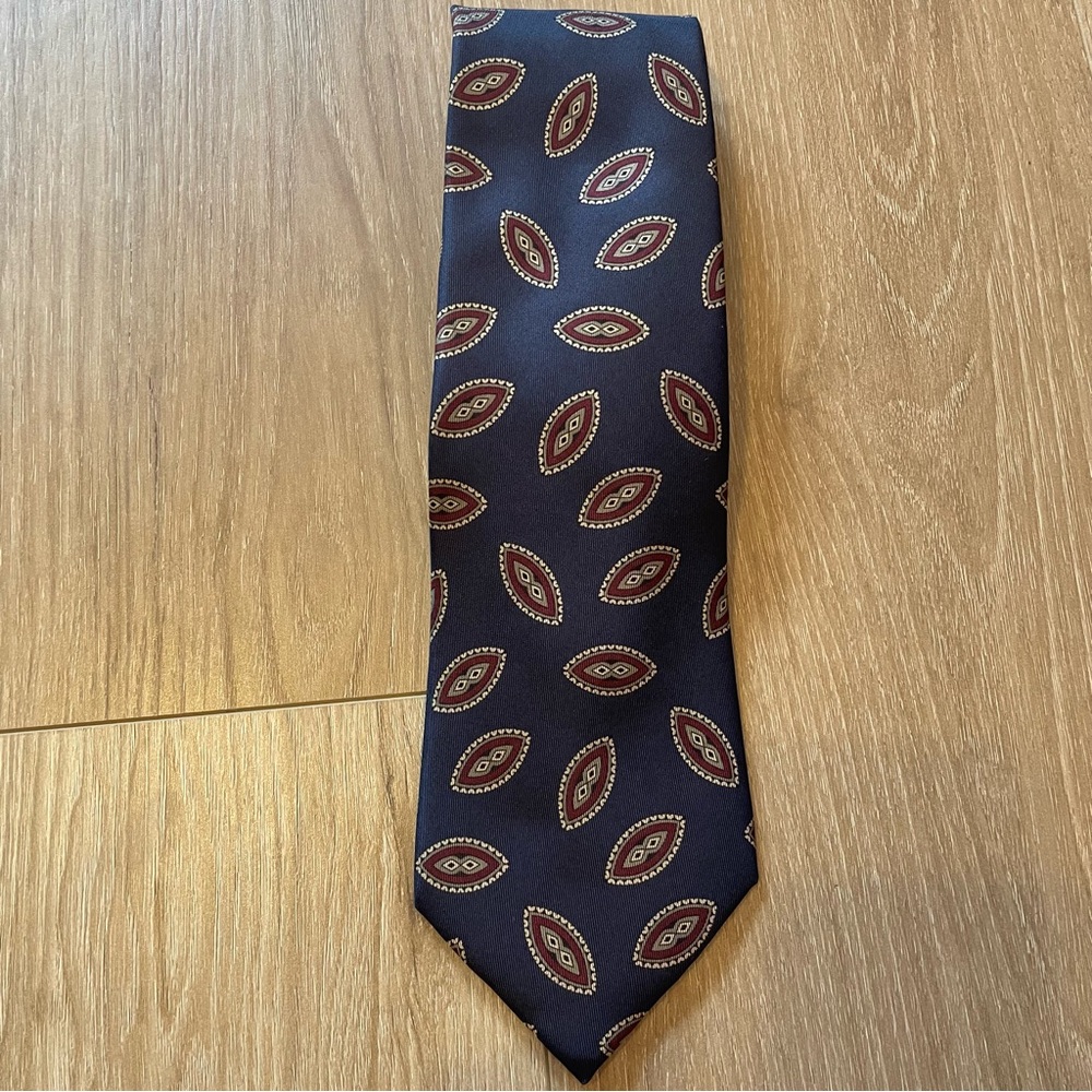 Strawbridge and Clothier Classic Navy and Red Paisley Men's Tie 100% silk‎